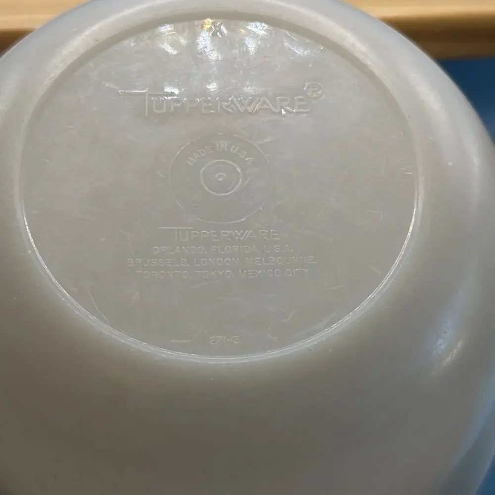 Tupperware Vintage Mixing Bowl With Lid. 271-3 Bowl 228-19 Lid.